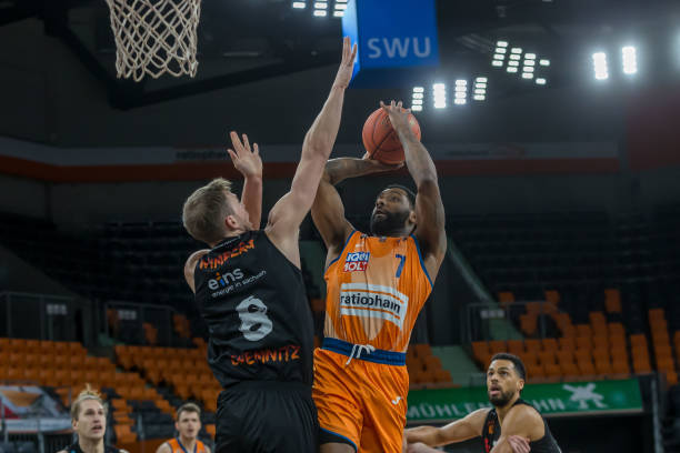 尤其是在社 尤其是在社